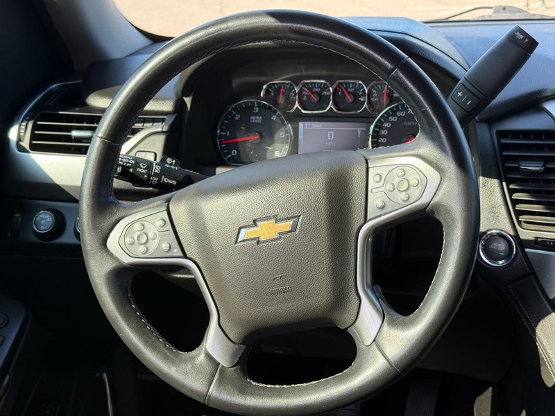 Chevrolet Suburban Vehicle Full-screen Gallery Image 14