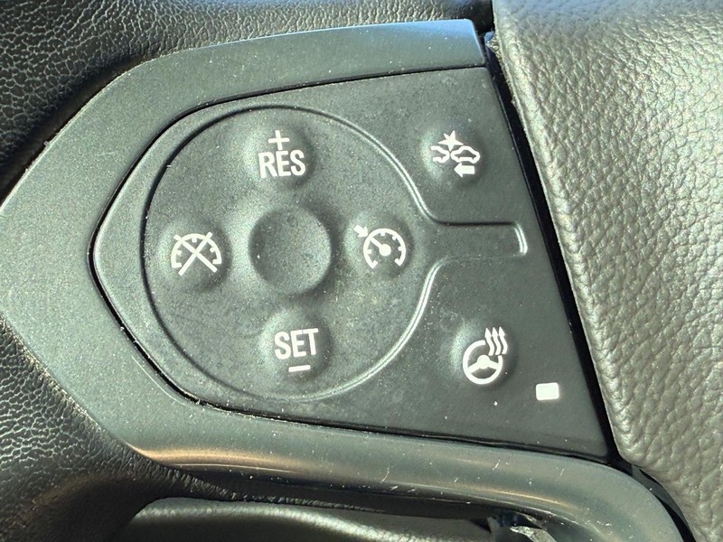 Chevrolet Suburban Vehicle Full-screen Gallery Image 15