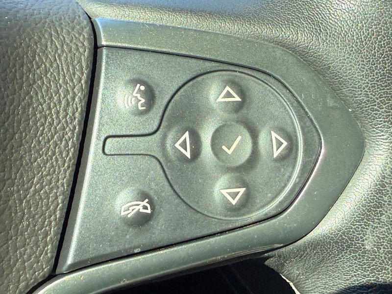 Chevrolet Suburban Vehicle Full-screen Gallery Image 16