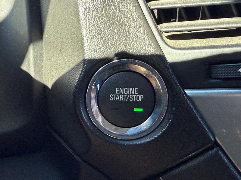 Chevrolet Suburban Vehicle Full-screen Gallery Image 17