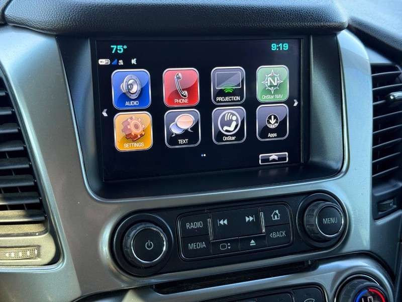 Chevrolet Suburban Vehicle Full-screen Gallery Image 18