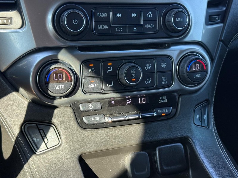 Chevrolet Suburban Vehicle Full-screen Gallery Image 20