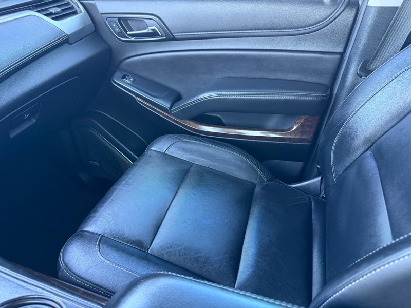 Chevrolet Suburban Vehicle Full-screen Gallery Image 22