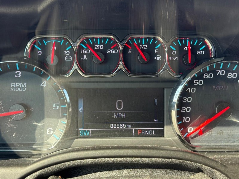 Chevrolet Suburban Vehicle Full-screen Gallery Image 23