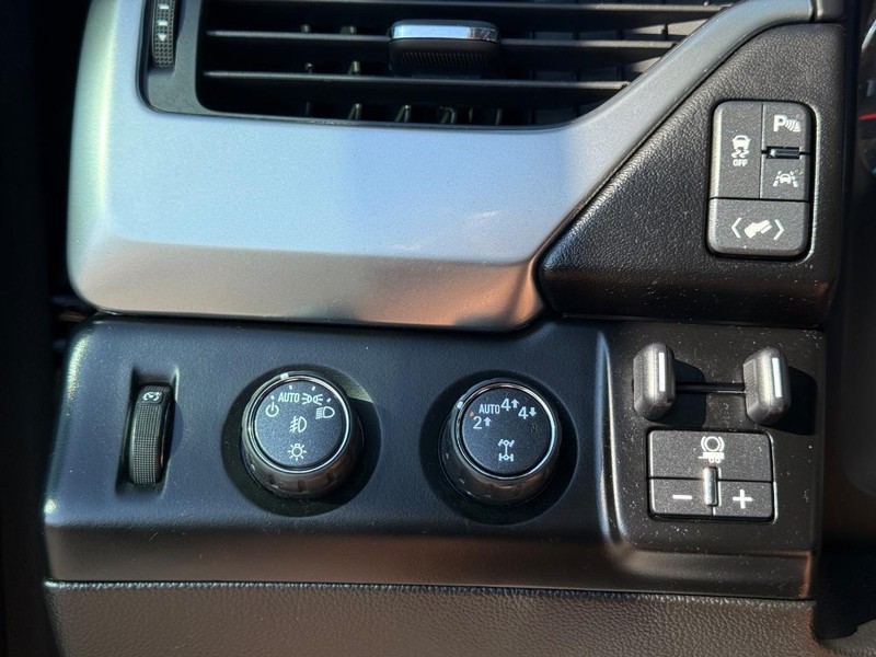 Chevrolet Suburban Vehicle Full-screen Gallery Image 24