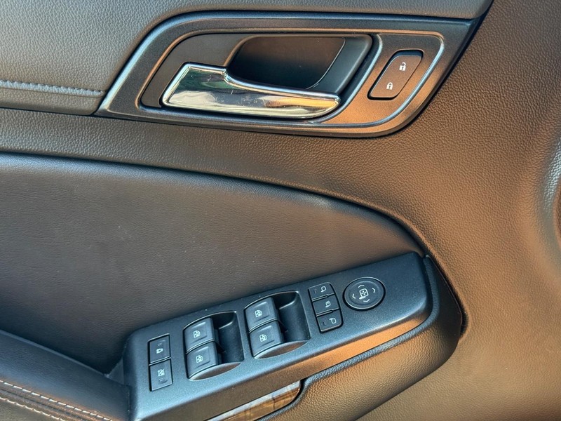 Chevrolet Suburban Vehicle Full-screen Gallery Image 25