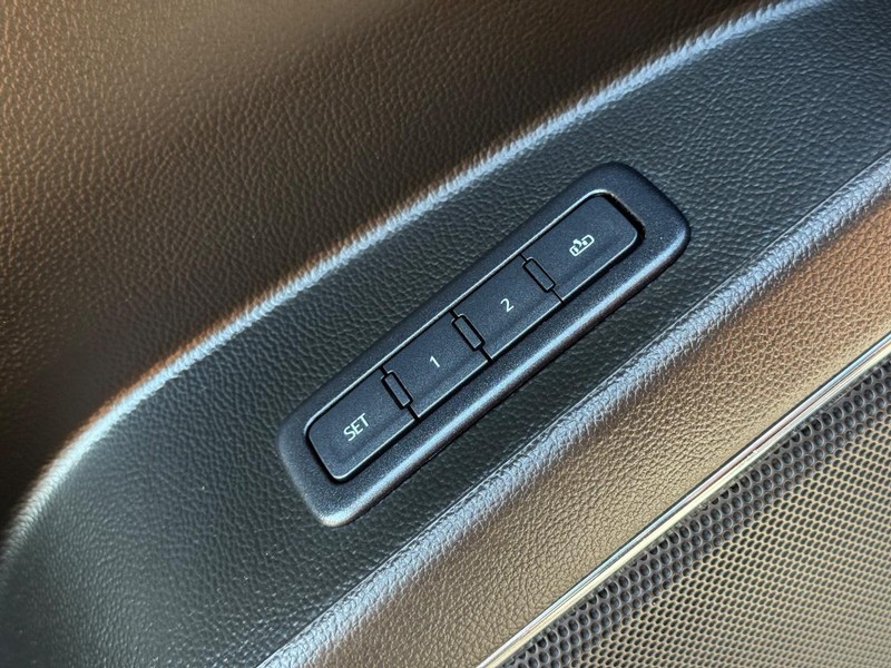 Chevrolet Suburban Vehicle Full-screen Gallery Image 26