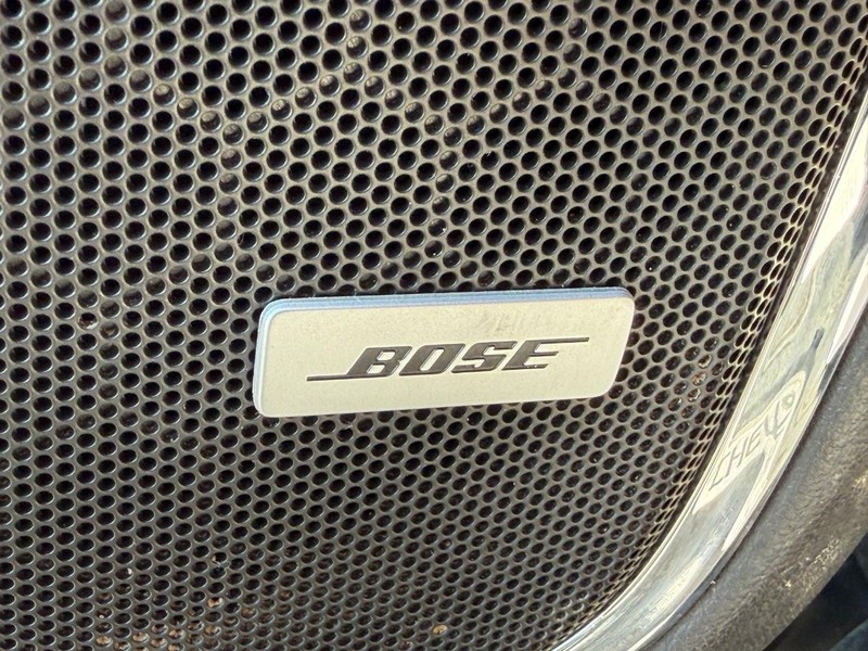 Chevrolet Suburban Vehicle Full-screen Gallery Image 27