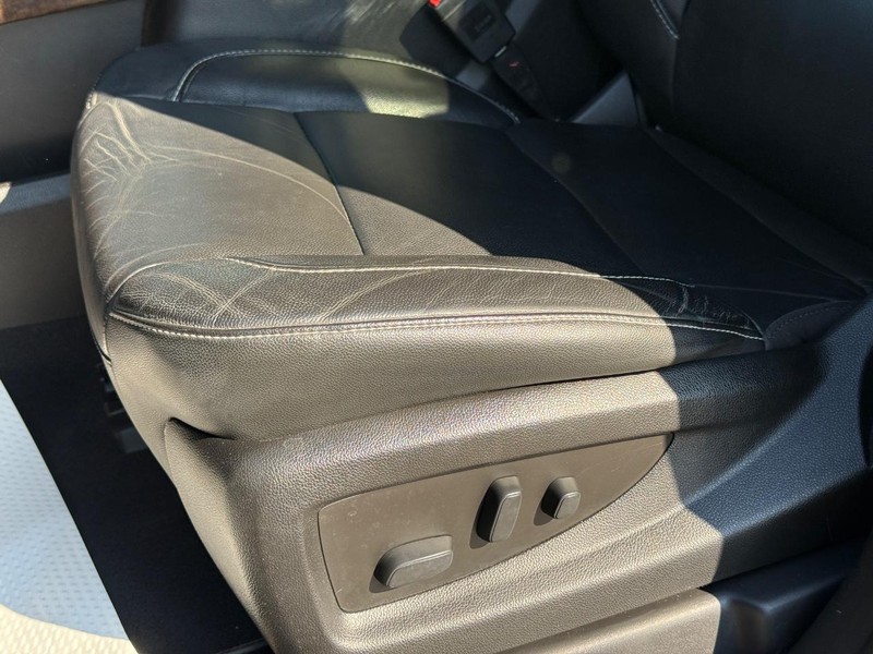 Chevrolet Suburban Vehicle Full-screen Gallery Image 28