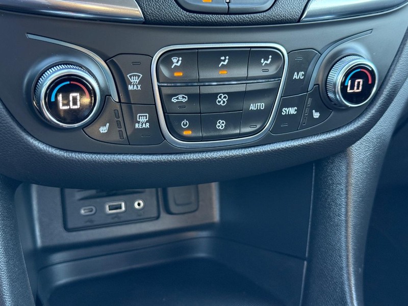 Chevrolet Equinox Vehicle Full-screen Gallery Image 18