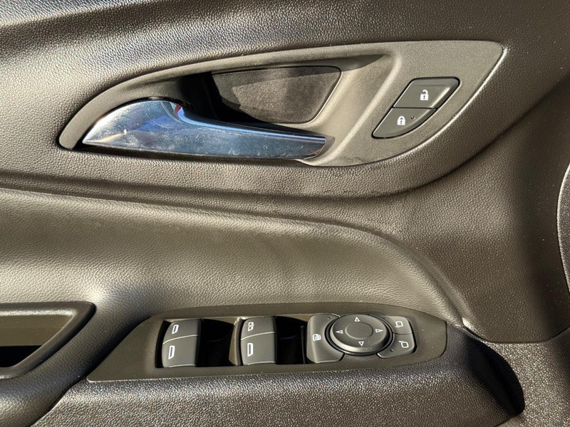 Chevrolet Equinox Vehicle Full-screen Gallery Image 23