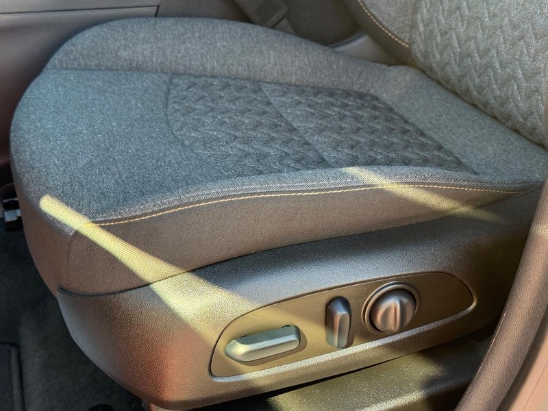 Chevrolet Equinox Vehicle Full-screen Gallery Image 24