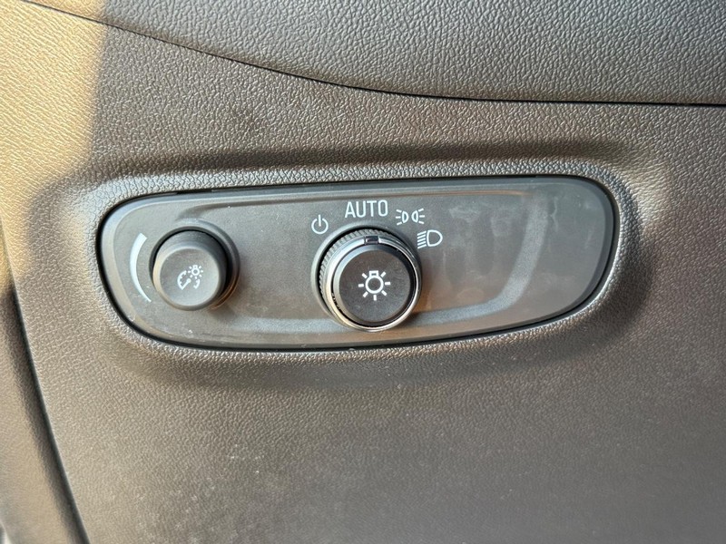 Chevrolet Equinox Vehicle Full-screen Gallery Image 22
