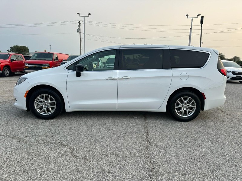 Chrysler Voyager Vehicle Full-screen Gallery Image 2