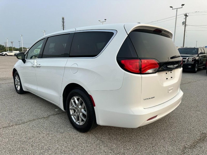 Chrysler Voyager Vehicle Full-screen Gallery Image 3