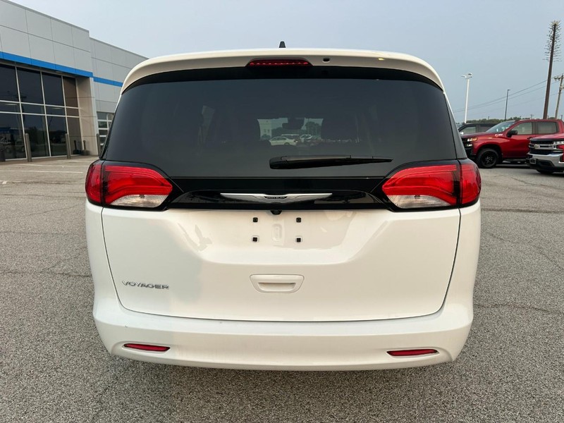 Chrysler Voyager Vehicle Full-screen Gallery Image 4