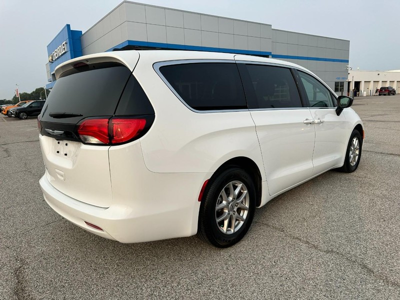 Chrysler Voyager Vehicle Full-screen Gallery Image 6