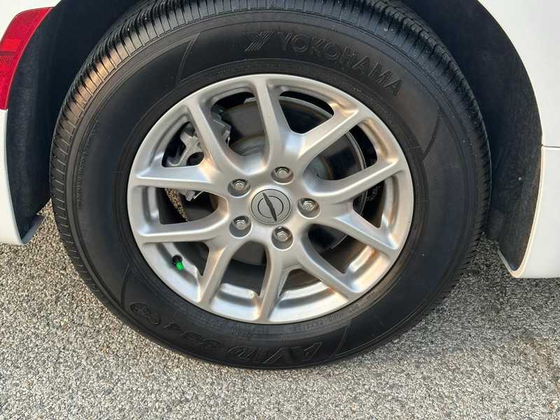 Chrysler Voyager Vehicle Full-screen Gallery Image 7