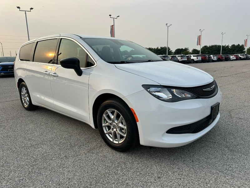 Chrysler Voyager Vehicle Full-screen Gallery Image 8