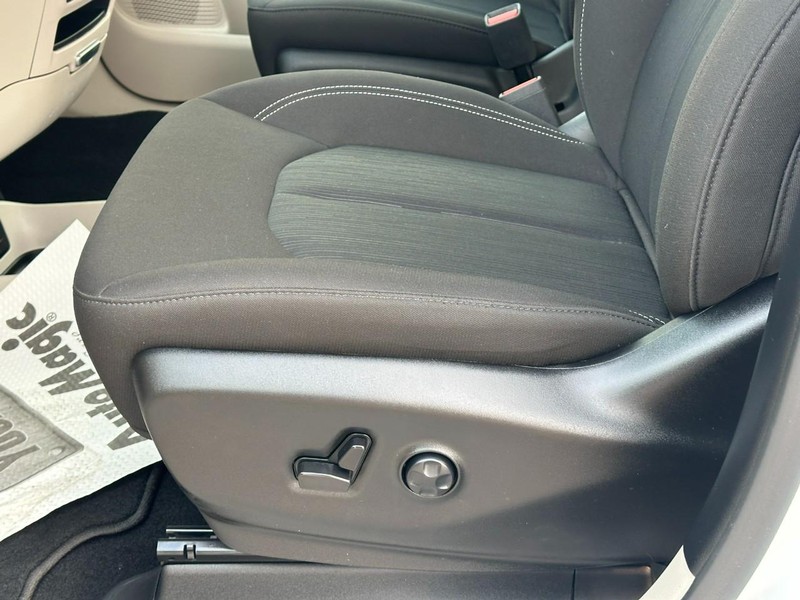 Chrysler Voyager Vehicle Full-screen Gallery Image 18