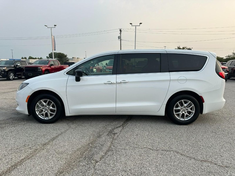 Chrysler Voyager Vehicle Full-screen Gallery Image 2