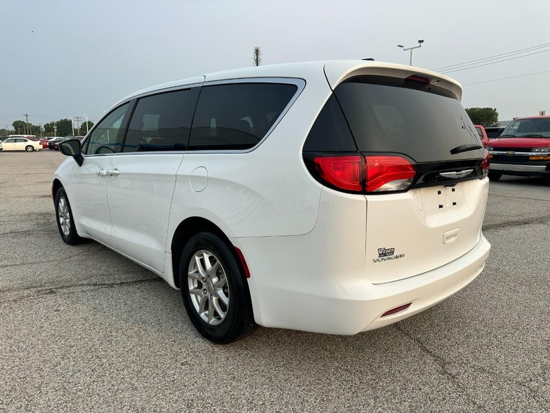 Chrysler Voyager Vehicle Full-screen Gallery Image 3