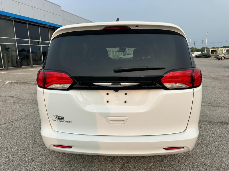 Chrysler Voyager Vehicle Full-screen Gallery Image 4