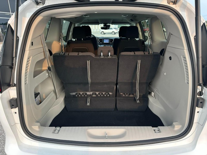 Chrysler Voyager Vehicle Full-screen Gallery Image 5