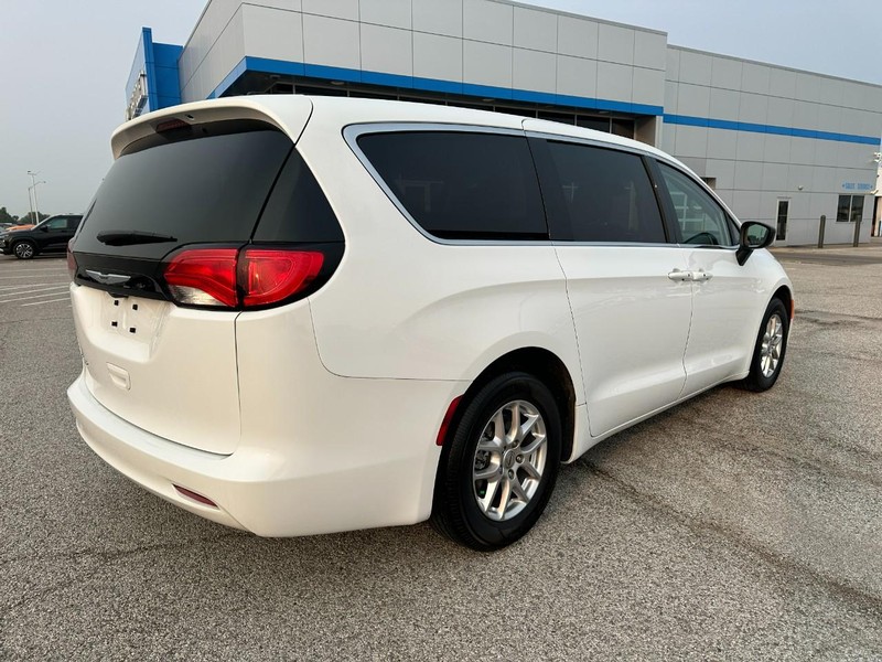 Chrysler Voyager Vehicle Full-screen Gallery Image 6