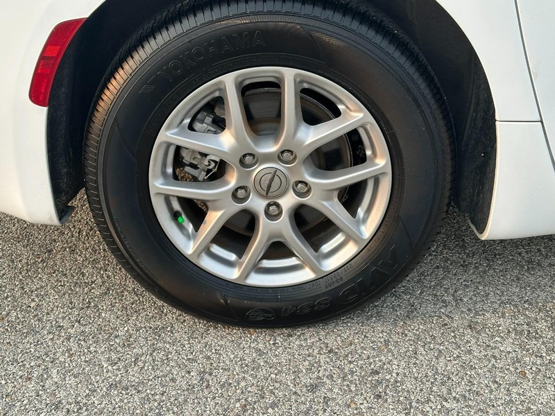 Chrysler Voyager Vehicle Full-screen Gallery Image 7