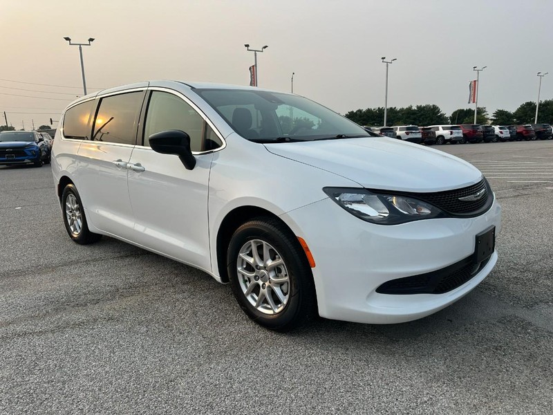 Chrysler Voyager Vehicle Full-screen Gallery Image 8