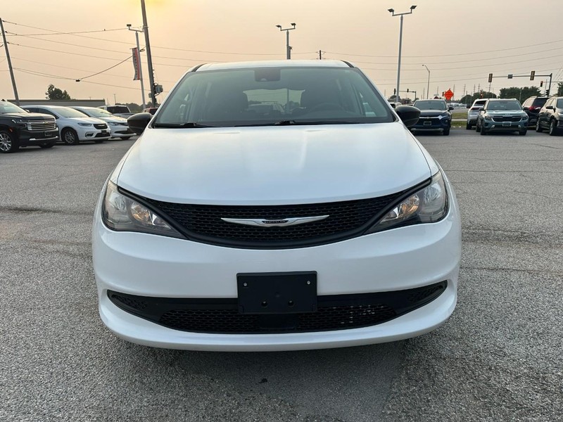 Chrysler Voyager Vehicle Full-screen Gallery Image 9