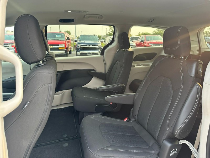 Chrysler Voyager Vehicle Full-screen Gallery Image 10