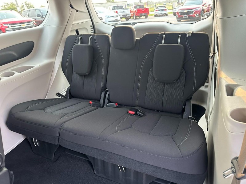 Chrysler Voyager Vehicle Full-screen Gallery Image 11