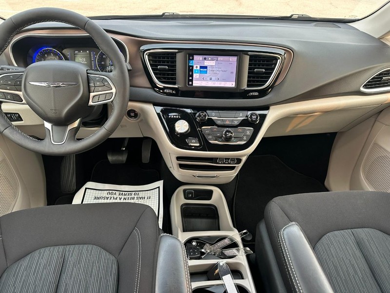 Chrysler Voyager Vehicle Full-screen Gallery Image 12