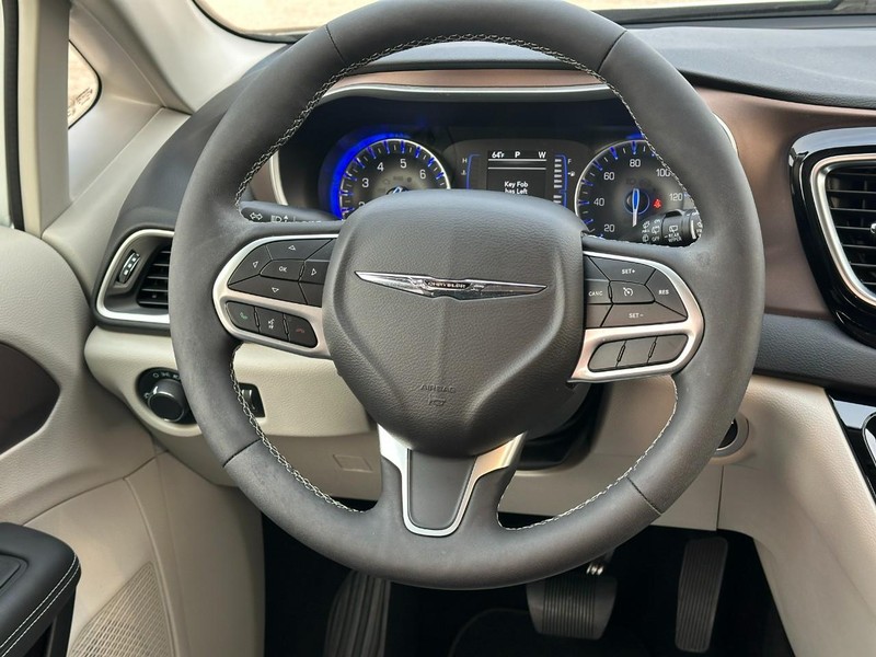 Chrysler Voyager Vehicle Full-screen Gallery Image 13