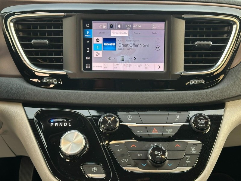 Chrysler Voyager Vehicle Full-screen Gallery Image 14