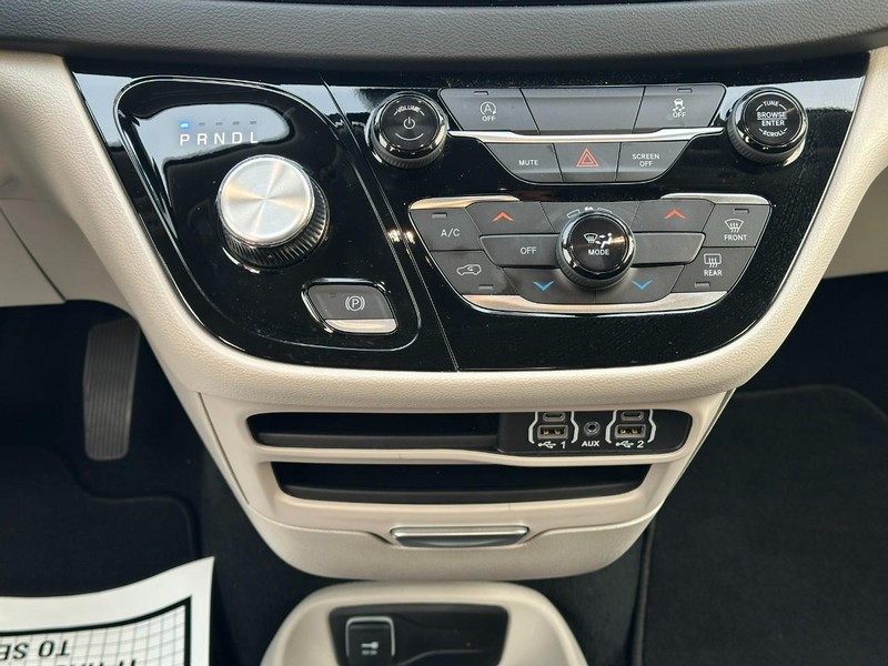 Chrysler Voyager Vehicle Full-screen Gallery Image 15