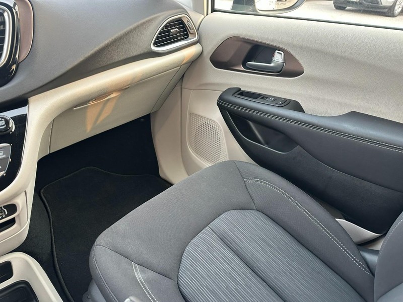 Chrysler Voyager Vehicle Full-screen Gallery Image 16