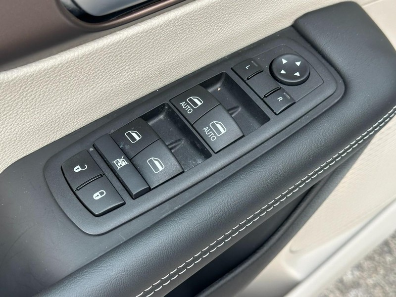 Chrysler Voyager Vehicle Full-screen Gallery Image 17