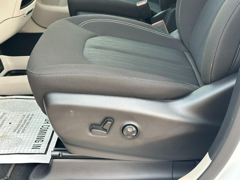 Chrysler Voyager Vehicle Full-screen Gallery Image 18