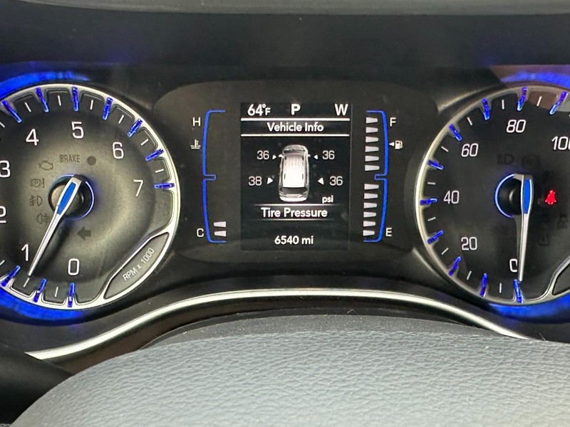 Chrysler Voyager Vehicle Full-screen Gallery Image 21