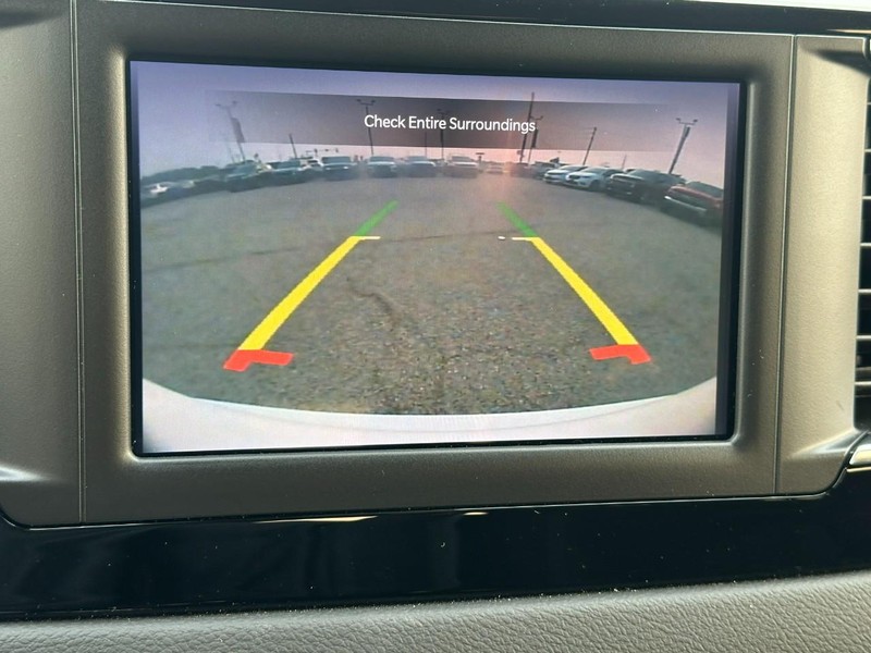 Chrysler Voyager Vehicle Full-screen Gallery Image 22