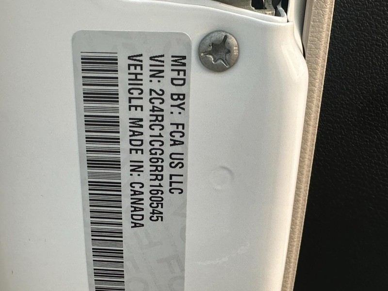 Chrysler Voyager Vehicle Full-screen Gallery Image 23