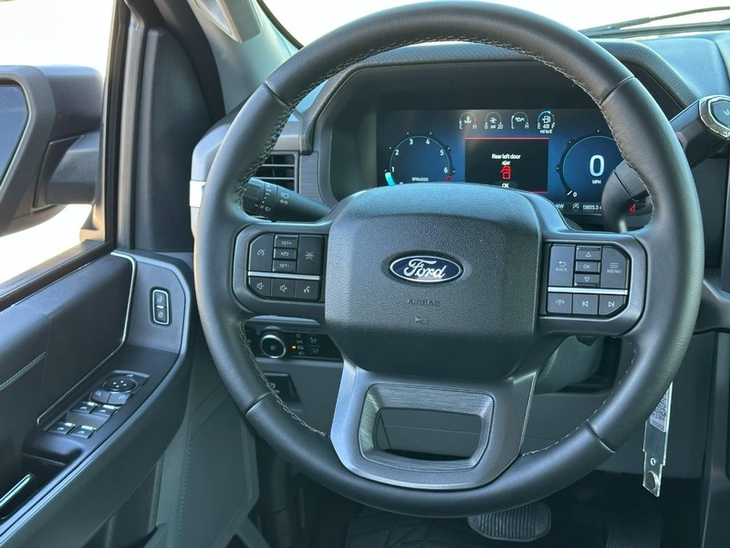 Ford F-150 Vehicle Full-screen Gallery Image 12