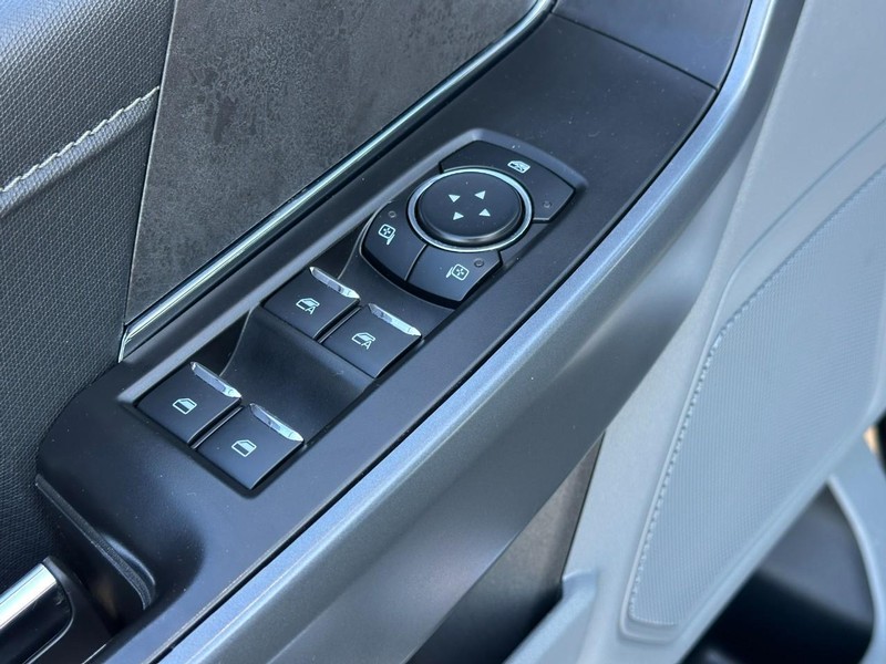 Ford F-150 Vehicle Full-screen Gallery Image 16