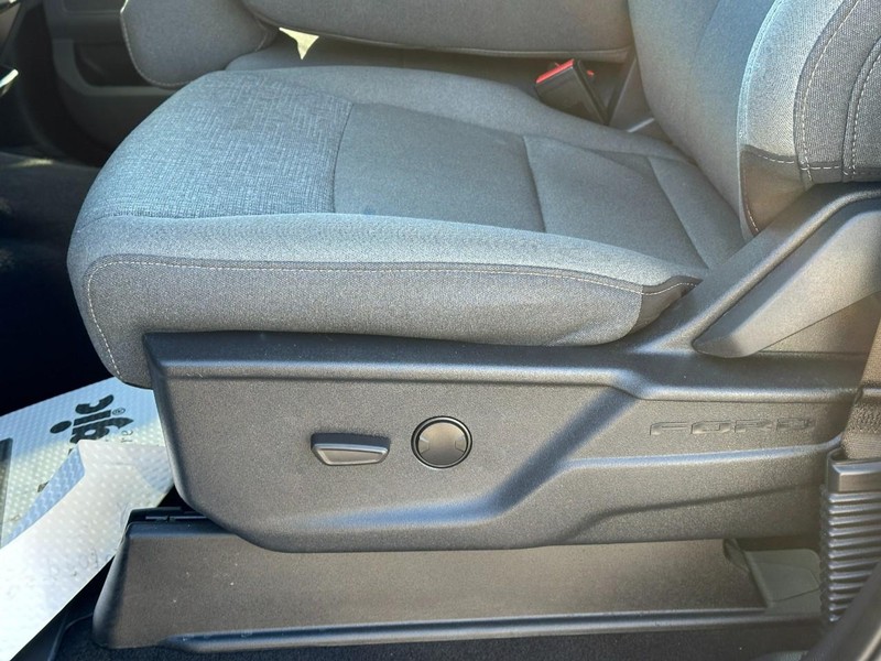 Ford F-150 Vehicle Full-screen Gallery Image 17