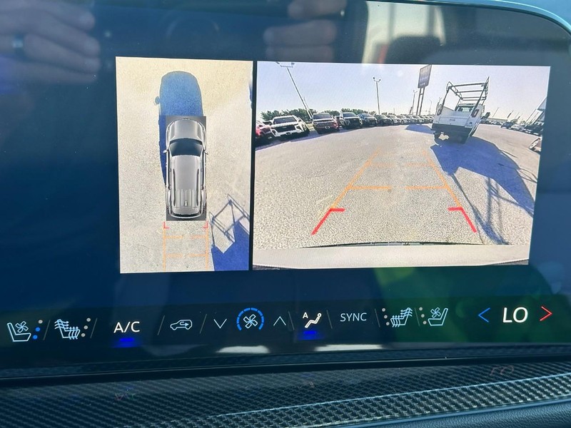 Chevrolet Traverse Vehicle Full-screen Gallery Image 17