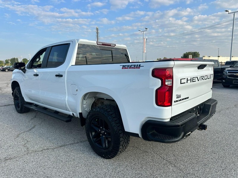 Chevrolet Silverado 1500 Vehicle Full-screen Gallery Image 3