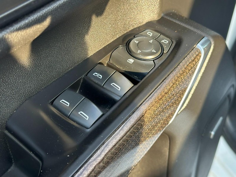 Chevrolet Silverado 1500 Vehicle Full-screen Gallery Image 16